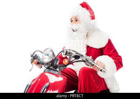 Allegro santa claus in costume a cavallo su scooter isolati su sfondo bianco Foto Stock