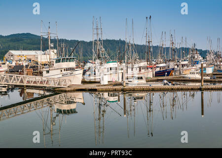 Barche da pesca in Makah Marina, Porto di Neah Bay, Makah Indian Reservation, Penisola Olimpica, nello stato di Washington, USA Foto Stock