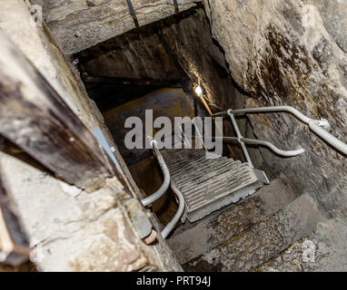 Scala nel dungeon. Gradini in pietra al seminterrato. Foto Stock