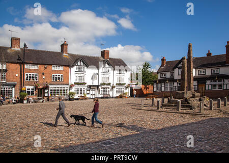 Gli antichi ciottoli piazza mercato nel Cheshire città mercato di Sandbach con il sassone attraversa in background sui ciottoli England Regno Unito Foto Stock