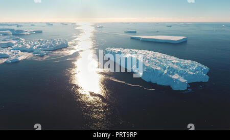 Il ghiaccio la punta di un iceberg, antica ghiaccio, il sole splende attraverso. Close-up. L'Antartide. Foto Stock