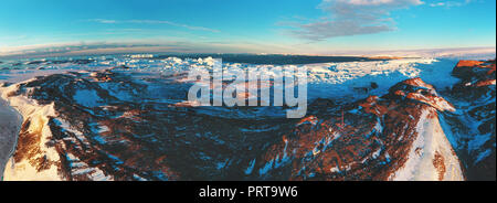 Panorama e solo aria .Vidy su ghiaccio floes, la natura e il paesaggio antartico .Sunrise, giorno del tramonto. Tiro con quadrocopter. Foto Stock