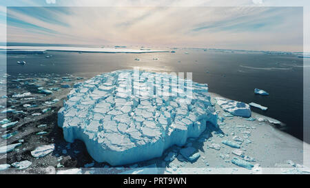 Il ghiaccio la punta di un iceberg, antica ghiaccio, il sole splende attraverso. Close-up. L'Antartide. Foto Stock