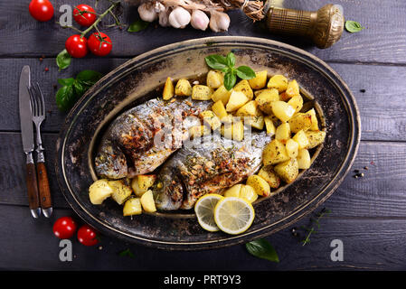 Pagello fritti pesce con patate Foto Stock