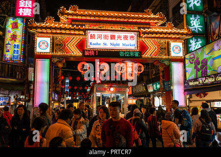 Taipei Taiwan, 17 febbraio 2018 : street view di Raohe Street food mercato notturno pieno di gente e il cancello di ingresso in Taipei Taiwan Foto Stock