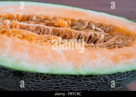 Il cinese Hami melone tagliato a metà vicino la carne visualizza Foto Stock