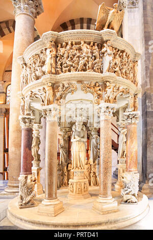 Gotico italiano il pulpito di Giovanni Pisano nel Duomo di Pisa in Piazza dei Miracoli (Piazza del Duomo). Foto Stock