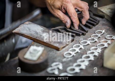 Il gioielliere tailandese, gestisce i gioielli e pietre preziose in officina, il processo di realizzazione dei gioielli ,close-up Foto Stock