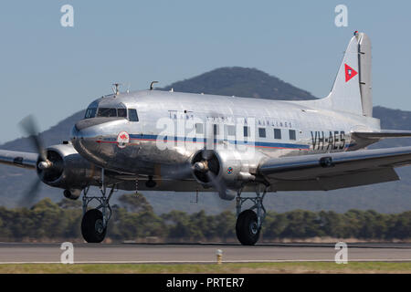 Vintage Douglas DC-3C aereo di linea VH-AES in trans Australian Airlines livrea. Foto Stock