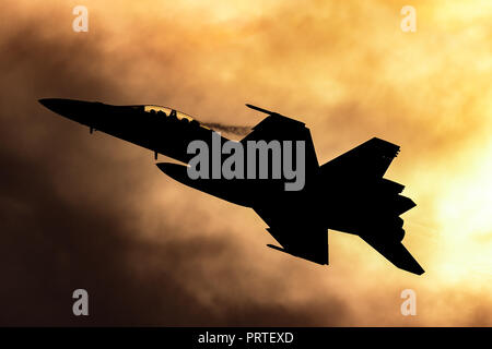 Royal Australian Air Force (RAAF) Boeing F/A-18F Super Hornet multirole fighter aircraft stagliano contro un tramonto. Foto Stock
