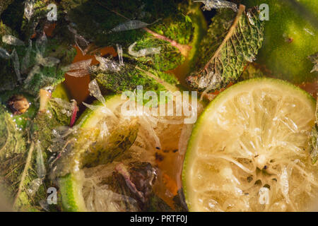 Gassata acqua di soda o di succo di lime e menta in una caraffa di vetro. Macro closeup Foto Stock