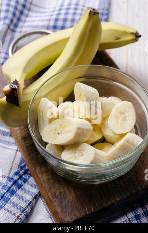 Fette di banana fresche in un recipiente di vetro. Close up. Foto Stock