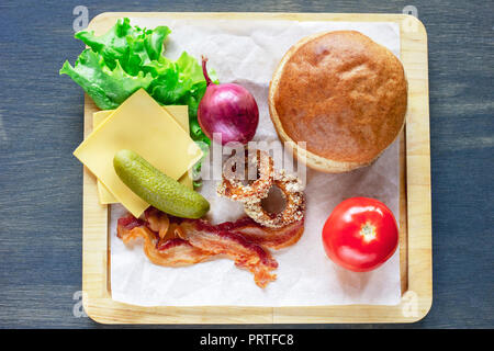 Ingredienti per il Burger bun, cipolla e lattuga, pomodoro, pancetta e ot Foto Stock