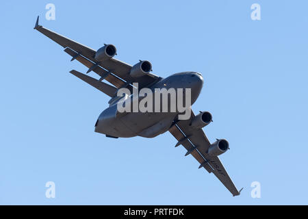 United States Air Force (USAF) Boeing C-17A Globemaster III i velivoli militari da trasporto 05-5153 dal 535th Airlift Squadron, xv Airlift Wing bas Foto Stock