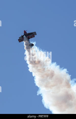 Saltare Stewart battenti la sua altamente modificata Pitts S-2S Prometeo biplanare Foto Stock