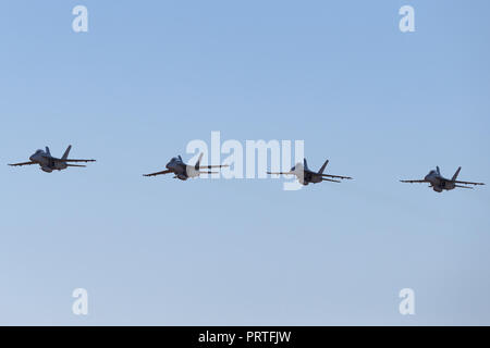 Quattro Royal Australian Air Force (RAAF) Boeing F/A-18F Super Hornet multirole fighter aircraft volare in formazione. Foto Stock