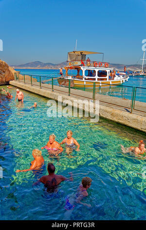 Il Cleopatra grotta e hot spring pool sull isola nera di fronte Bodrum cittadina in provincia di Mugla, Turchia. Foto Stock