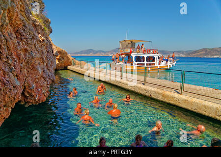 Il Cleopatra grotta e hot spring pool sull isola nera di fronte Bodrum cittadina in provincia di Mugla, Turchia. Foto Stock