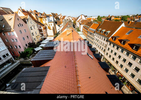 Top cityscape vista sulla città vecchia con splendidi edifici antichi a Nurnberg durante il Sunrise, Germania Foto Stock