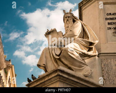 Statua di Mosè in corrispondenza della base della colonna dell'Immacolata Concezione, Roma Foto Stock