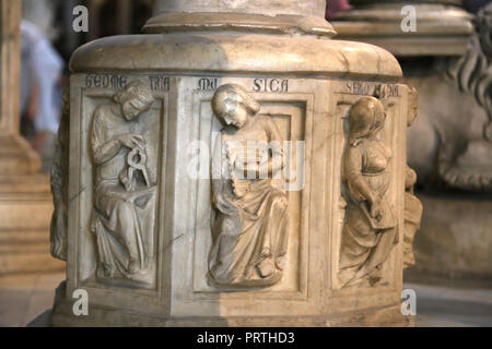 L'Italia. Pisa. Il pulppit del Duomo di Pisa. Di Giovanni Pisano (c.1250-1315). In stile gotico. Dettaglio. Allegoria della musica e geometria. Foto Stock