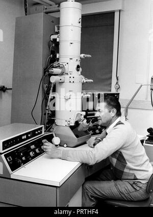 LENNART NILSSON fotografo svedese e scienziato.Con la sua macchina fotografica in un microscopio elettronico a scansione in cui egli crea la sua immagine di embrioni umani Foto Stock