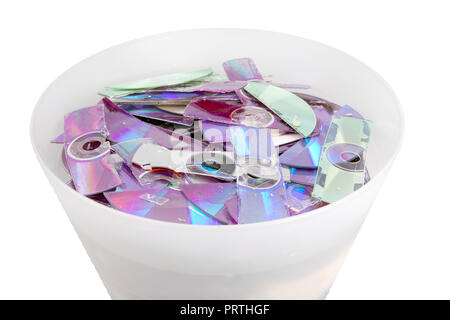 Cestino con strisce di shredded CD e DVD disco dati distrutti dalla trinciatrice Foto Stock