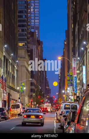 Full Moon Rising over night skyline di New York Foto Stock