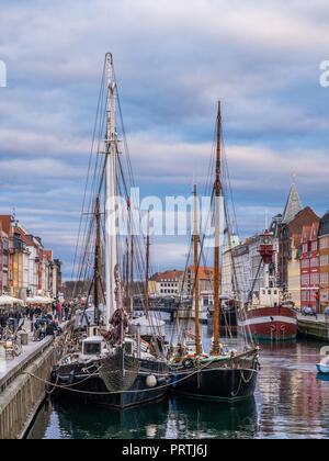 Nyhavn - con il suo pittoresco porto con le vecchie navi a vela bobbing sui canali' acqua e le variopinte facciate delle vecchie case è un monastero del XVII secolo acqua Foto Stock