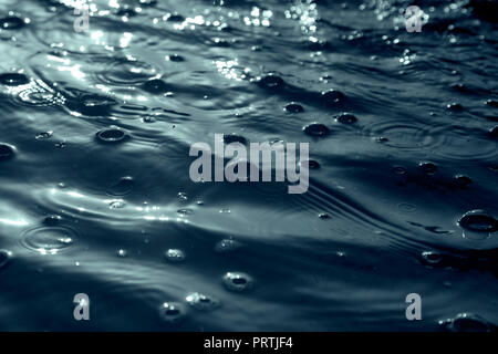 Sfondo con bolle sulla superficie dell'acqua Foto Stock