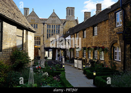 Il vecchio cantiere stabile nella parte posteriore della storica Talbot Inn, Oundle Foto Stock