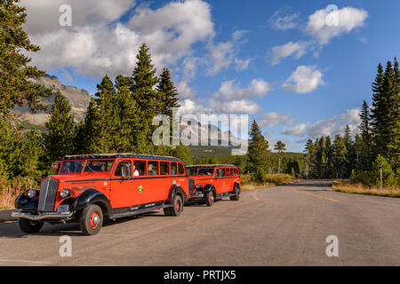 Storico rosso vintage jammer autobus parcheggiato a Marais Pass Foto Stock