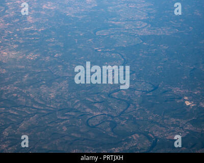 Riprese aeree del fiume Lot, Cahors, Francia a 35000ft da un piano di vetro. Foto Stock