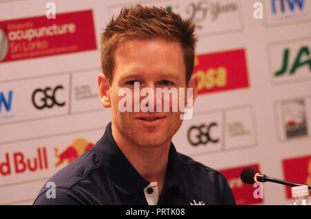 Colombo, Sri Lanka. 03 ott 2018. Inghilterra cricket capitano Eoin Morgan gli indirizzi durante una conferenza stampa a Colombo, Sri Lanka, mercoledì 3 ottobre, 2018. Credito: Pradeep Dambarage/Pacific Press/Alamy Live News Foto Stock