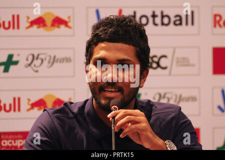 Colombo, Sri Lanka. 03 ott 2018. Il governo dello Sri Lanka cricket team capitano Dinesh Chandimal indirizzi durante una conferenza stampa a Colombo, Sri Lanka, mercoledì 3 ottobre, 2018. Credito: Pradeep Dambarage/Pacific Press/Alamy Live News Foto Stock