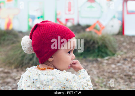 Bambino in red beanie con pom pom Foto Stock