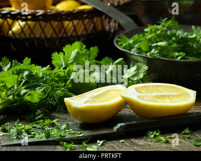 Metà di limone e prezzemolo tritato Foto Stock