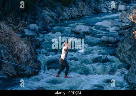 L'uomo highlining sopra fiume Truckee, CALIFORNIA, STATI UNITI D'AMERICA Foto Stock
