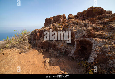 Gran Canaria, El Tagoror del Gallego, sito archeologico a nord dell'isola, costituito da diverse sedi scavate nel fianco della montagna. Il pos Foto Stock