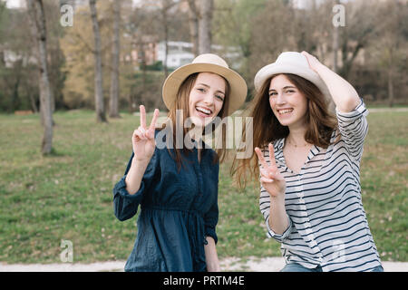 Felice fidanzate nel parco Foto Stock