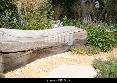 Caduto oak panca in legno area salotto, sentiero di ghiaia, piantagione di erbe, fiori, Designer: Andy storione, RHS guardare questo spazio giardino, Hampton Court F Foto Stock