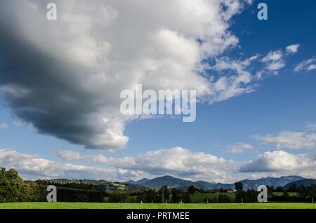 Nuvole sopra le Alpi bavaresi - Le nuvole sono riportati nomi diversi sulla base della loro forma e la loro altezza nel cielo. Foto Stock