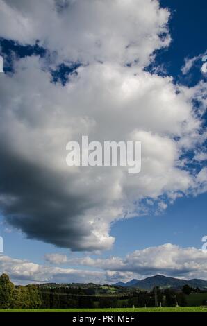 Nuvole sopra le Alpi bavaresi - Le nuvole sono riportati nomi diversi sulla base della loro forma e la loro altezza nel cielo. Foto Stock