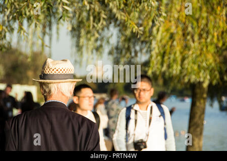 Un anziano gentiluomo inglese che indossa un cappello di paglia fa una  passeggiata lungo le rive della serpentina a Hyde Park di Londra, Regno  Unito Foto stock - Alamy