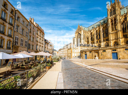 Street view sulla piazza centrale con la famosa cattedrale nella città di Metz nella regione della Lorena della Francia Foto Stock