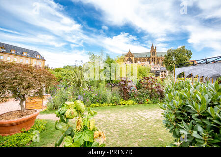 Bellissimo giardino sulla piazza di commedia con il duomo sullo sfondo nella città di Metz, Francia Foto Stock