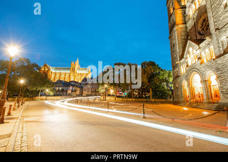 Vista notturna sulla strada illuminata con Neuf basilica cattedrale e sullo sfondo nella città di Metz nella regione della Lorena della Francia Foto Stock