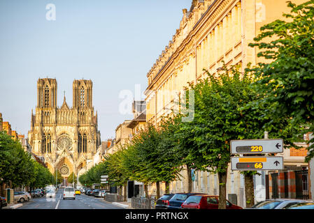 Street view con la famosa cattedrale di Reims città nella regione Champagne-Ardenne, Francia Foto Stock