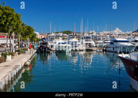 ALCUDIA, Maiorca, SPAGNA - Settembre 23rd, 2018: attracco battelli nella marina. Port d'Alcudia è una popolare località turistica e meta di vacanza su n Foto Stock