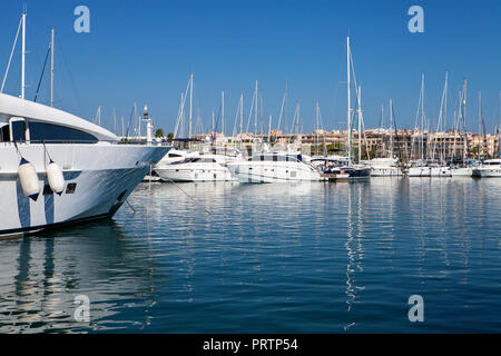 ALCUDIA, Maiorca, SPAGNA - Settembre 23rd, 2018: attracco battelli nella marina. Port d'Alcudia è una popolare località turistica e meta di vacanza su n Foto Stock